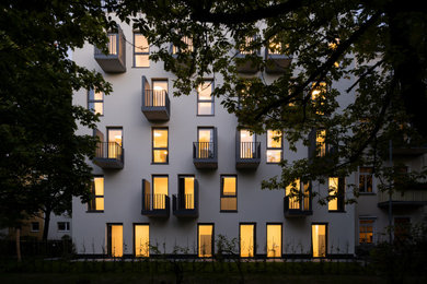 Идея дизайна: бежевый дом в скандинавском стиле с облицовкой из цементной штукатурки