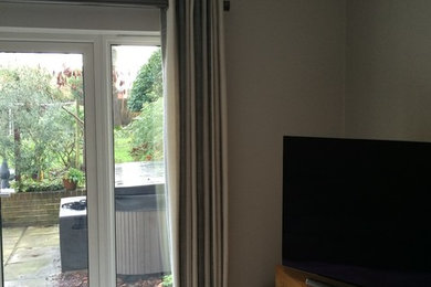 Modernes Wohnzimmer in Surrey