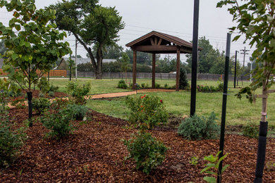 Inspiration for a large rustic full sun front yard gravel landscaping in Oklahoma City.