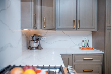 Eat-in kitchen - 1960s single-wall eat-in kitchen idea in Chicago with an island