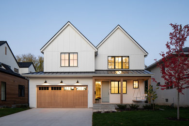 Großes, Zweistöckiges Country Einfamilienhaus mit Mix-Fassade, weißer Fassadenfarbe, Satteldach, Misch-Dachdeckung, schwarzem Dach und Wandpaneelen in Minneapolis