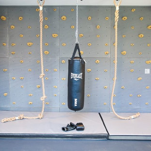 ニューヨークの中サイズのカントリー風おしゃれなホームジム (グレーの壁、ラミネートの床) の写真