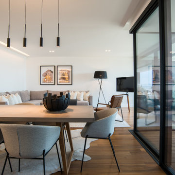 Parque das Nações dining area with table, chairs and artwork