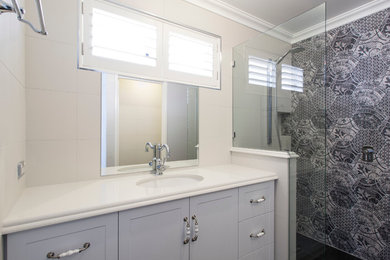 Mid-sized traditional bathroom in Perth with an undermount sink, engineered quartz benchtops and an open shower.