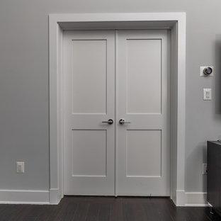 Amerikansk inredning av en stor hall, med grå väggar, mörkt trägolv och brunt golv