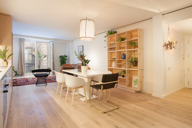 Ejemplo de comedor actual con paredes beige, suelo de madera clara y suelo beige
