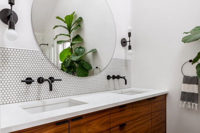 Example of a minimalist bathroom design in Seattle