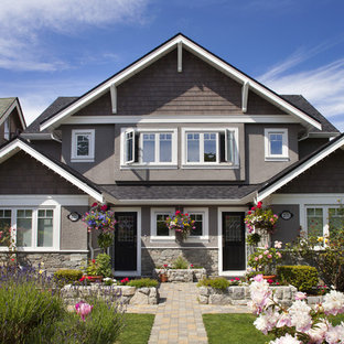 バンクーバーのトラディショナルスタイルのおしゃれな家の外観 (デュープレックス、漆喰サイディング、グレーの外壁、切妻屋根) の写真