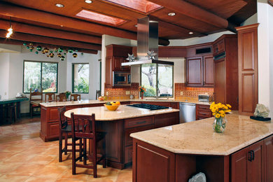 Kitchen - traditional kitchen idea in Phoenix