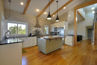 Kitchen - traditional kitchen idea in Austin