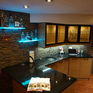 トロントの大きいモダンスタイルのおしゃれな着席型バー (アンダーカウンターシンク、フラットパネル扉のキャビネット、淡色木目調キャビネット、クオーツストーンカウンター、マルチカラーのキッチンパネル、ボーダータイルのキッチンパネル、オレンジの床) の写真