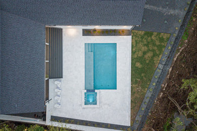 Стильный дизайн: прямоугольный бассейн среднего размера на заднем дворе в стиле ретро с покрытием из каменной брусчатки - последний тренд