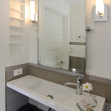 Compact Modern Bath