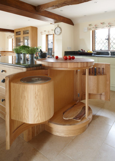 Country Kitchen by Figura Kitchens & Interiors