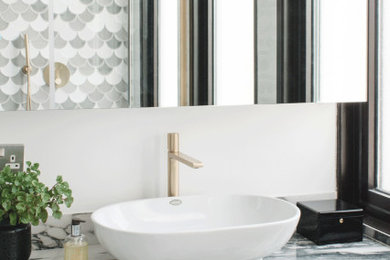 Foto de cuarto de baño principal, doble y flotante costero grande con puertas de armario de madera clara, baldosas y/o azulejos en mosaico, encimera de azulejos y encimeras blancas