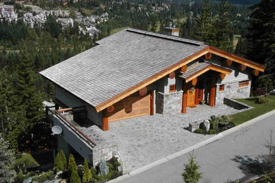 Exterior home idea in Vancouver