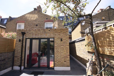 ロンドンにある小さなトラディショナルスタイルのおしゃれな家の外観 (レンガサイディング、タウンハウス) の写真