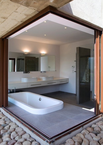 Современная ванная комната от Agence Vezzoni