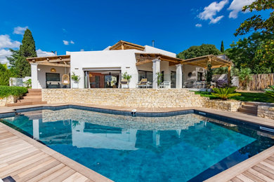 Réalisation d'une piscine méditerranéenne.