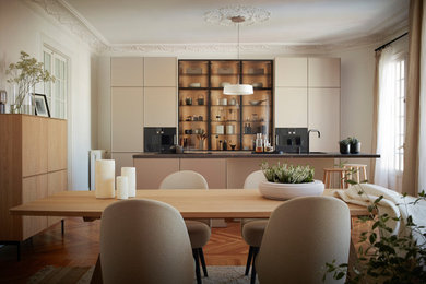 Una cocina abierta con isla, vitrina y comedor