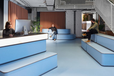 Geräumiger Industrial Eingang mit weißer Wandfarbe, Vinylboden, blauem Boden, Ziegelwänden und Korridor in Berlin