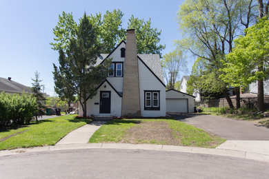 Modelo de fachada de casa blanca y gris de estilo americano grande de dos plantas con revestimiento de aglomerado de cemento y tejado de teja de madera