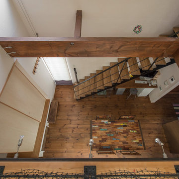 吹き抜けから光を取り入れた家