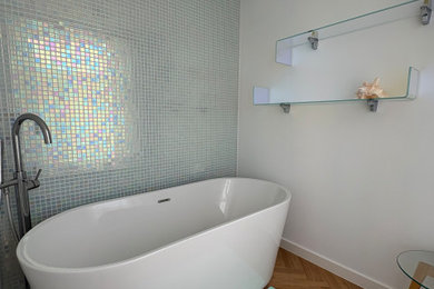 Idée de décoration pour une salle de bain design.