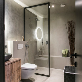 Badezimmer mit Betonboden und brauner Waschtischplatte Ideen, Design