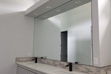 Diseño de cuarto de baño principal actual grande