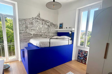 Inspiration pour une chambre d'enfant minimaliste avec du papier peint.