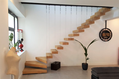 Idée de décoration pour un grand escalier minimaliste.
