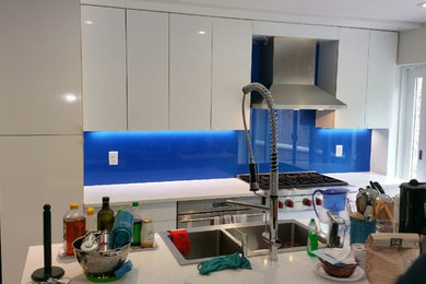 Example of a minimalist kitchen design in New York