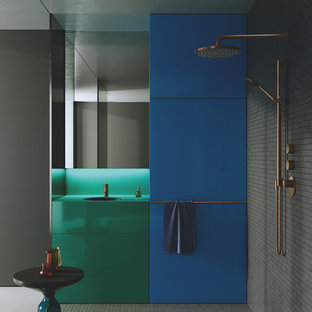 Esempio di una stanza da bagno con doccia minimalista di medie dimensioni con ante lisce, ante verdi, doccia aperta, piastrelle grigie, piastrelle a mosaico, pareti grigie, lavabo integrato, top in legno e top verde