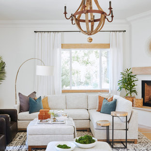 Großes, Repräsentatives Mediterranes Wohnzimmer mit weißer Wandfarbe, Schieferboden, Eckkamin und verputztem Kaminsims in Phoenix