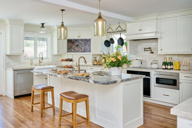 Kitchen - transitional kitchen idea in Los Angeles