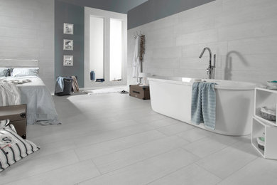 他の地域にあるコンテンポラリースタイルのおしゃれな浴室 (タイルの洗面台、白いタイル、磁器タイル、白い壁、磁器タイルの床) の写真