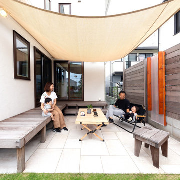 L字で囲うウッドテラスとビルトインガレージの家