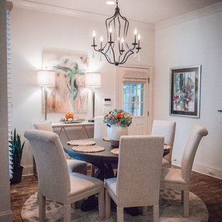 ジャクソンのトラディショナルスタイルのLDKの画像 (白い壁、レンガの床、暖炉なし)