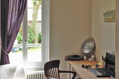 Idées déco pour un petit bureau classique avec un mur beige, un sol en carrelage de céramique, un bureau indépendant et un sol beige.