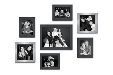 Un mur de cadres avec les photos d'une famille en studio
