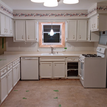 Showplace EVO Pierce Kitchen in Simpli White & Hickory Flagstone