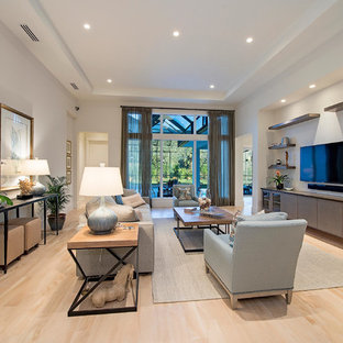 マイアミの大きいトランジショナルスタイルのおしゃれなLDK (白い壁、壁掛け型テレビ) の写真