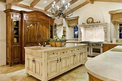 Kitchen - transitional kitchen idea in Los Angeles