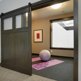 ミネアポリスの中サイズのトランジショナルスタイルのおしゃれなヨガスタジオ (ベージュの壁、クッションフロア、黒い床) の写真