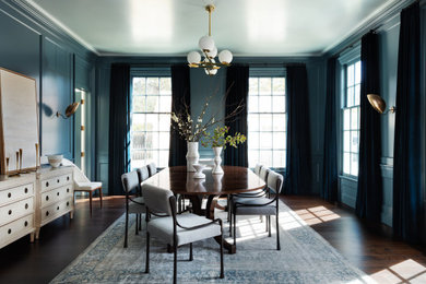 Geschlossenes Klassisches Esszimmer mit blauer Wandfarbe, dunklem Holzboden, braunem Boden und vertäfelten Wänden in San Francisco