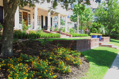 Inspiration for a mid-sized traditional front yard landscaping in Charleston.