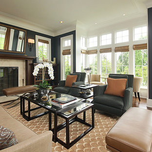 Inspiration för ett stort funkis vardagsrum, med svarta väggar och en standard öppen spis