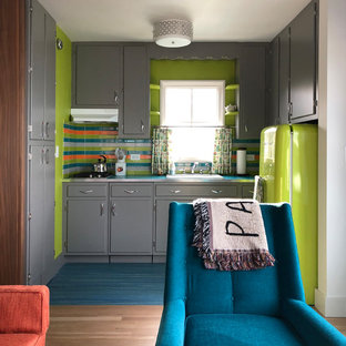 Inspiration för ett 50 tals turkos turkost kök, med en nedsänkt diskho, släta luckor, grå skåp, laminatbänkskiva, stänkskydd i keramik, färgglada vitvaror, linoleumgolv och turkost golv