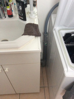 Quel meuble sous vasque pour une salle de bain avec tuyaux apparents ?